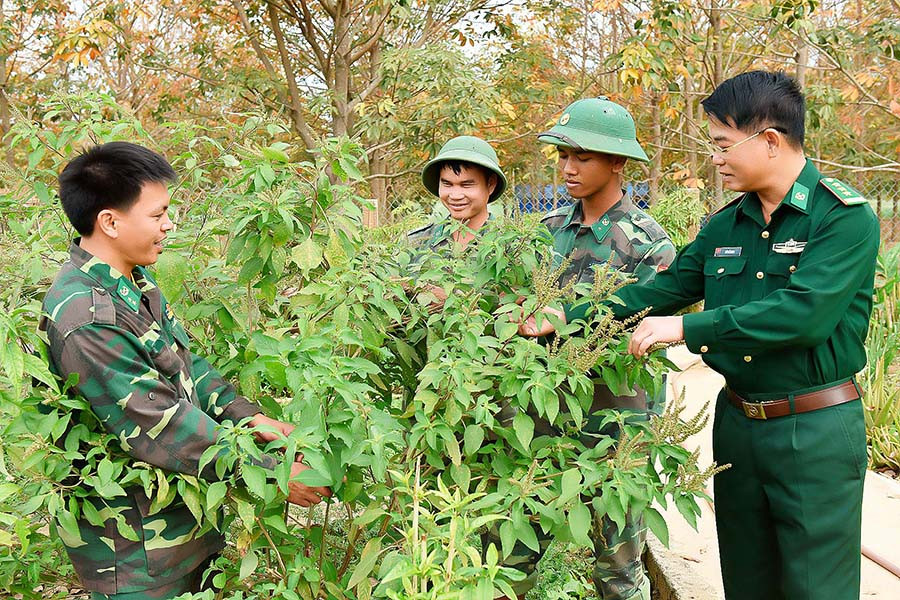  Những người lính luôn cần một hậu phương vững chắc để yên tâm làm tốt nhiệm vụ tại đơn vị. Ảnh: ĐỨC THỤY