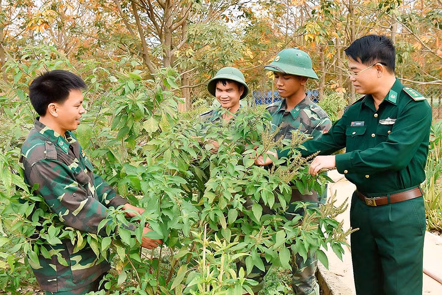  Những người lính luôn cần một hậu phương vững chắc để yên tâm làm tốt nhiệm vụ tại đơn vị. Ảnh: ĐỨC THỤY