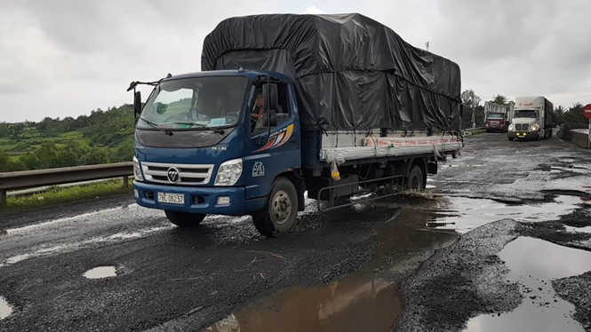 Mặt đường ở dốc Quán Cau (tuyến quốc lộ 1 đoạn qua Phú Yên) bị hư hỏng nặng Mặt đường ở dốc Quán Cau (tuyến quốc lộ 1 đoạn qua Phú Yên) bị hư hỏng nặng