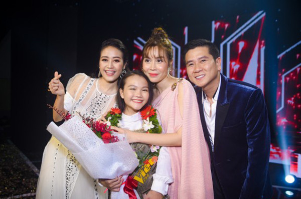 Hà Quỳnh Như, thí sinh đội Hồ Hoài Anh - Lưu Hương Giang, trong giây phút đăng quang.