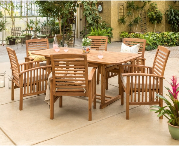 Chiếc bàn rộng nhưng có thể gấp gọn mang vào đặt ở mái hiên mỗi khi thời tiết bất lợi.