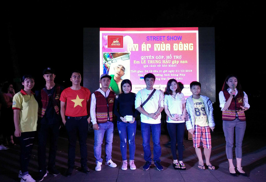 Câu lạc bộ trao tiền cho gia đình tại đêm nhạc. Ảnh: Phan Lài Câu lạc bộ trao tiền cho gia đình tại đêm nhạc. Ảnh: Phan Lài