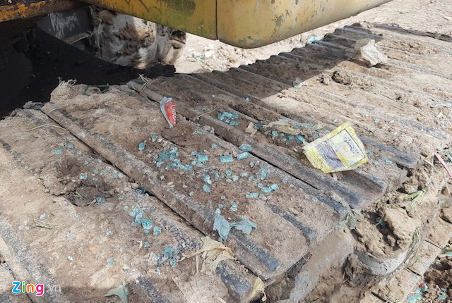  Kính bị vỡ, văng tung toé. Ảnh: Minh Anh.