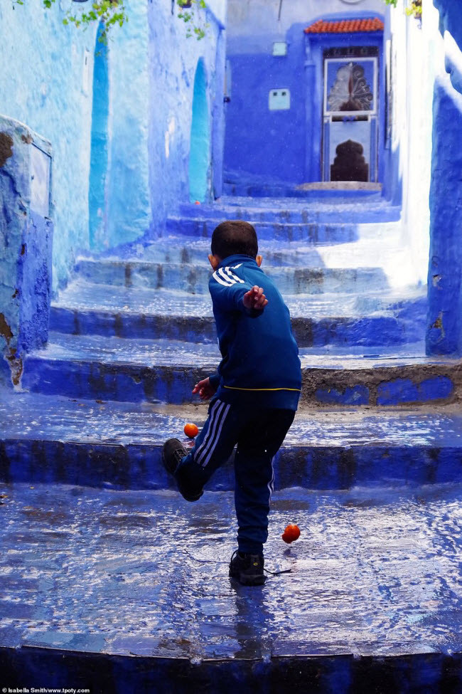  Cậu bé chơi trên đường phố ở Chefchaouen, Ma-rốc. Ảnh: Isabella Smith