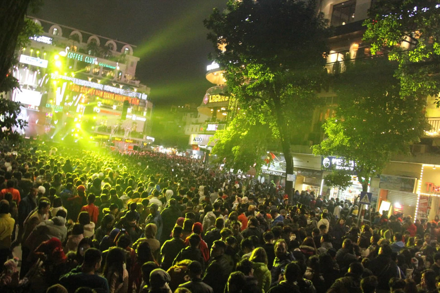 Tại quảng trường Đông kinh nghĩa thục. Ảnh: Trần Thường Tại quảng trường Đông kinh nghĩa thục. Ảnh: Trần Thường