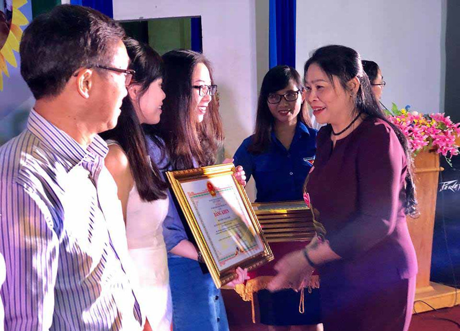 Phó Chủ tịch UBND tỉnh Huỳnh Nữ Thu Hà tặng bằng khen cho các cá nhân của đoàn công tác xã hội TP.Hồ Chí Minh. Ảnh: Phan Lài