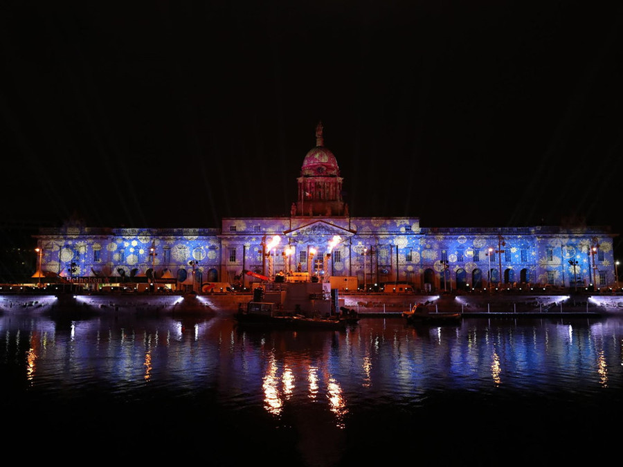 Tòa nhà Custom House ở Dublin, thủ đô Ireland, được chuẩn bị cho màn trình diễn ánh sáng vào dịp năm mới. Ảnh: Sky News.