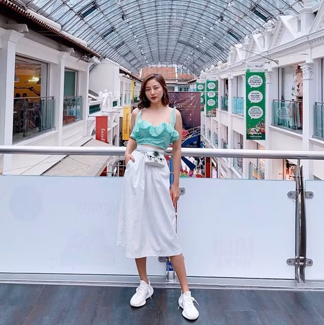  Văn Mai Hương tranh thủ đi du lịch ''tránh rét''. Nữ ca sỹ ghi điểm nhờ phối ăn ý crop top xếp bèo màu xanh bạc hà với chân váy trắng, biến tấu sáng tạo chiếc túi Monster của Fendi làm phụ kiện đeo hông. Ngọc Phạm (Đẹp/Vietnam+)