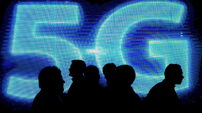 Mạng 5G sẽ giúp thúc đẩy thị trường smartphone tăng trưởng trở lại Ảnh: AFP