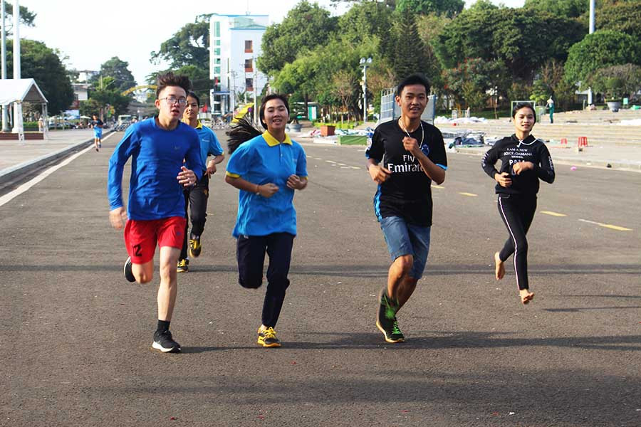  Đội tuyển Trường THPT Nguyễn Chí Thanh tập luyện tại Quảng trường Đại đoàn kết. Ảnh: N.G