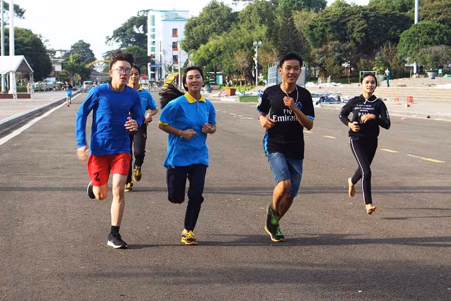  Đội tuyển Trường THPT Nguyễn Chí Thanh tập luyện tại Quảng trường Đại đoàn kết. Ảnh: N.G