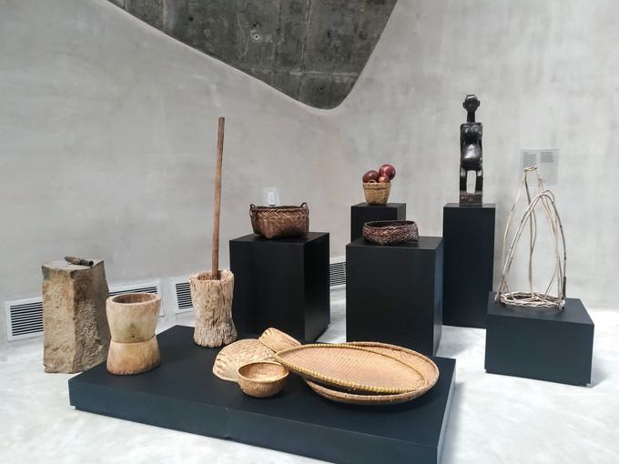 Ngoài bộ sưu tập nổi tiếng của bảo tàng Jens Burg, Thế giới cà phê cũng trưng bày nhiều vật dụng, công cụ sản xuất và chế biến cà phê của Việt Nam từ thời kỳ sơ khai đến ngày nay. Nhiều hiện vật lần đầu xuất hiện ở Việt Nam khiến du khách thích thú. Ngoài bộ sưu tập nổi tiếng của bảo tàng Jens Burg, Thế giới cà phê cũng trưng bày nhiều vật dụng, công cụ sản xuất và chế biến cà phê của Việt Nam từ thời kỳ sơ khai đến ngày nay. Nhiều hiện vật lần đầu xuất hiện ở Việt Nam khiến du khách thích thú.