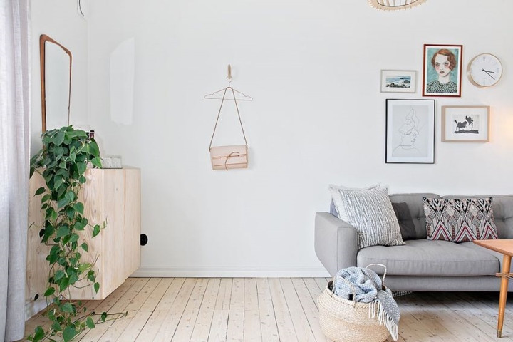 Cây dây leo đặt gần cửa sổ khiến căn nhà mang phong cách Bắc Âu không quá nhàm chán, tẻ nhạt. Tranh treo tường thể hiện gu thẩm mỹ riêng của người sở hữu. Cây dây leo đặt gần cửa sổ khiến căn nhà mang phong cách Bắc Âu không quá nhàm chán, tẻ nhạt. Tranh treo tường thể hiện gu thẩm mỹ riêng của người sở hữu.