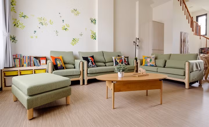 Đệm ghế sofa màu xanh kết hợp ánh sáng mặt trời chiếu vào phòng khách thật tự nhiên.