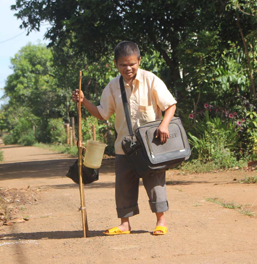 Anh Minh đi xin ăn nuôi mẹ. Ảnh: N.T  Anh Minh đi xin ăn nuôi mẹ. Ảnh: N.T