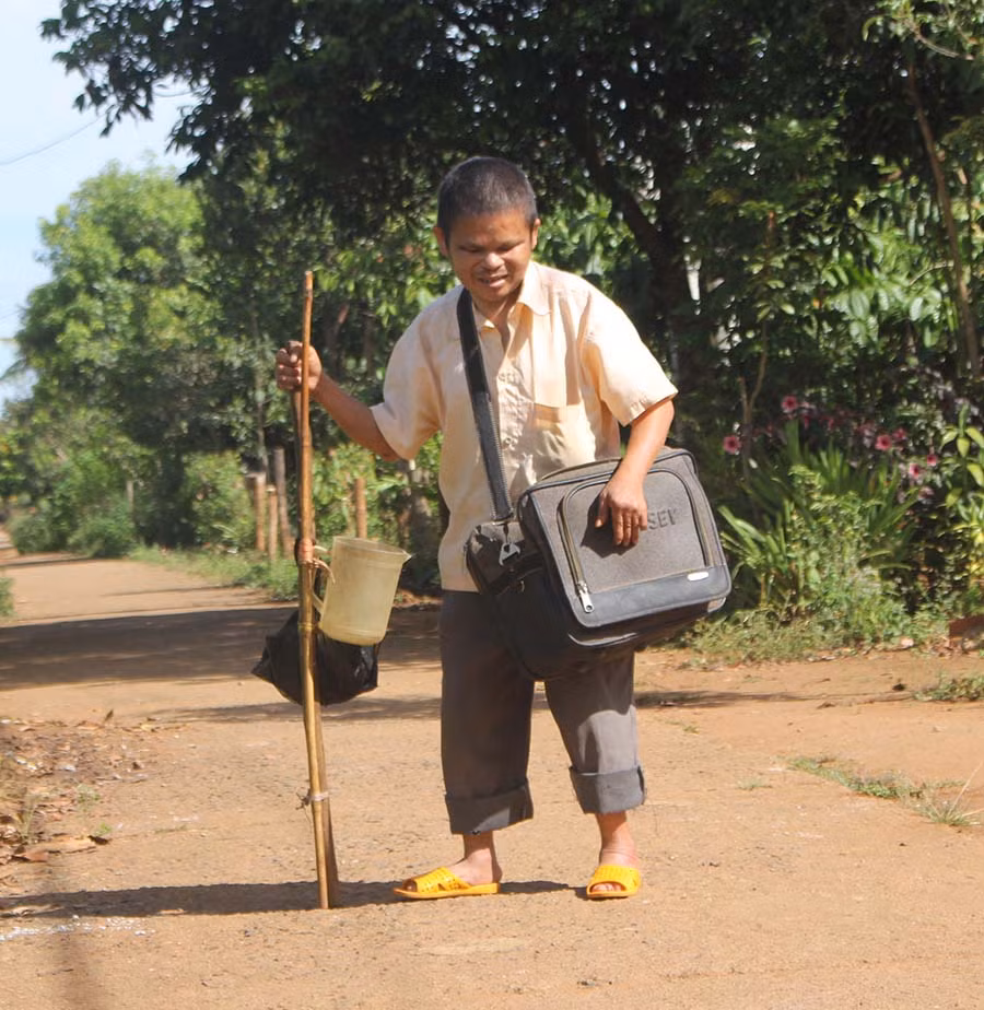 Anh Minh đi xin ăn nuôi mẹ. Ảnh: N.T