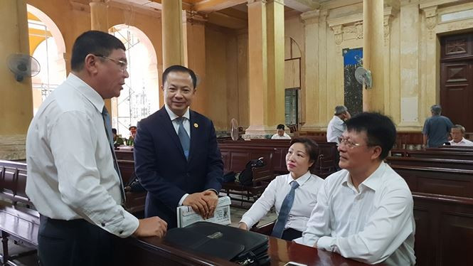 Luật sư Nguyễn Hữu Thế Trạch (áo đen, người bào chữa cho bị cáo Phan Văn Anh Vũ). Ảnh Văn Minh Luật sư Nguyễn Hữu Thế Trạch (áo đen, người bào chữa cho bị cáo Phan Văn Anh Vũ). Ảnh Văn Minh