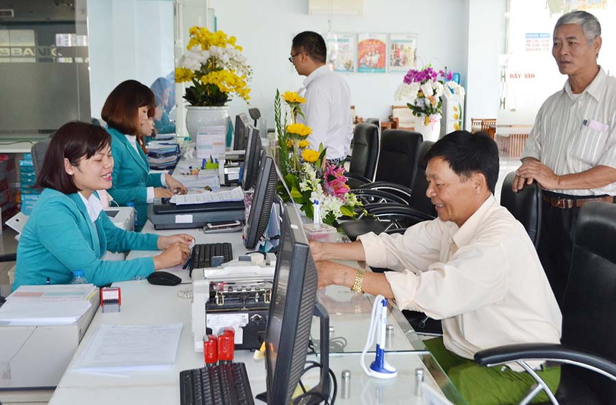  Người dân nhận tiền chi trả dịch vụ môi trường rừng qua ngân hàng. Ảnh: L.N