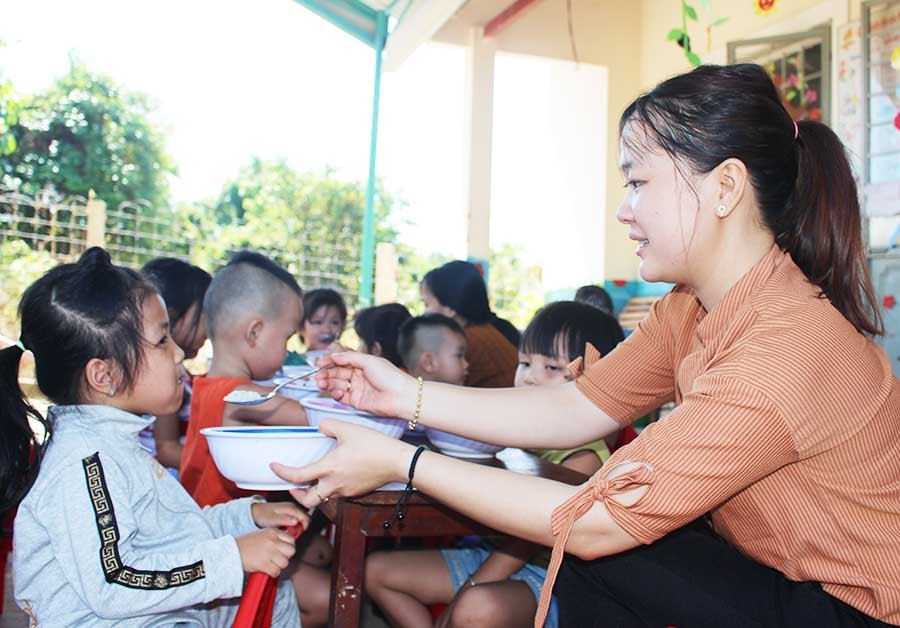Cô giáo Ngô Thị Hồng chăm sóc học trò thôn Cửa Khẩu trong từng bữa ăn. Ảnh: N.G  Cô giáo Ngô Thị Hồng chăm sóc học trò thôn Cửa Khẩu trong từng bữa ăn. Ảnh: N.G
