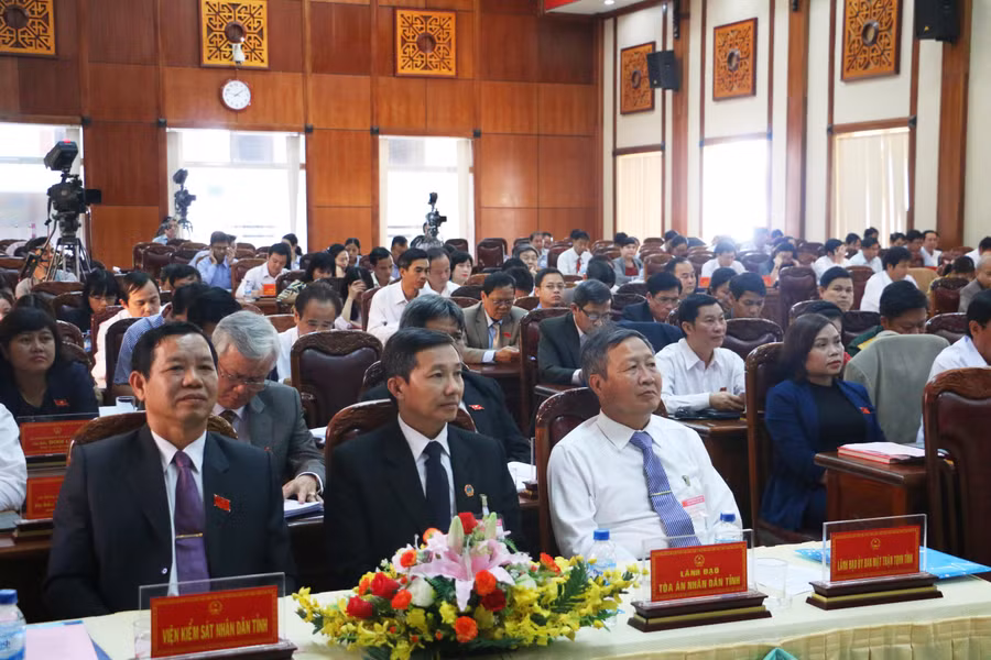 Các đại biểu tham gia Kỳ họp thứ 7- HĐND khóa XI. Ảnh: Tấn Dung