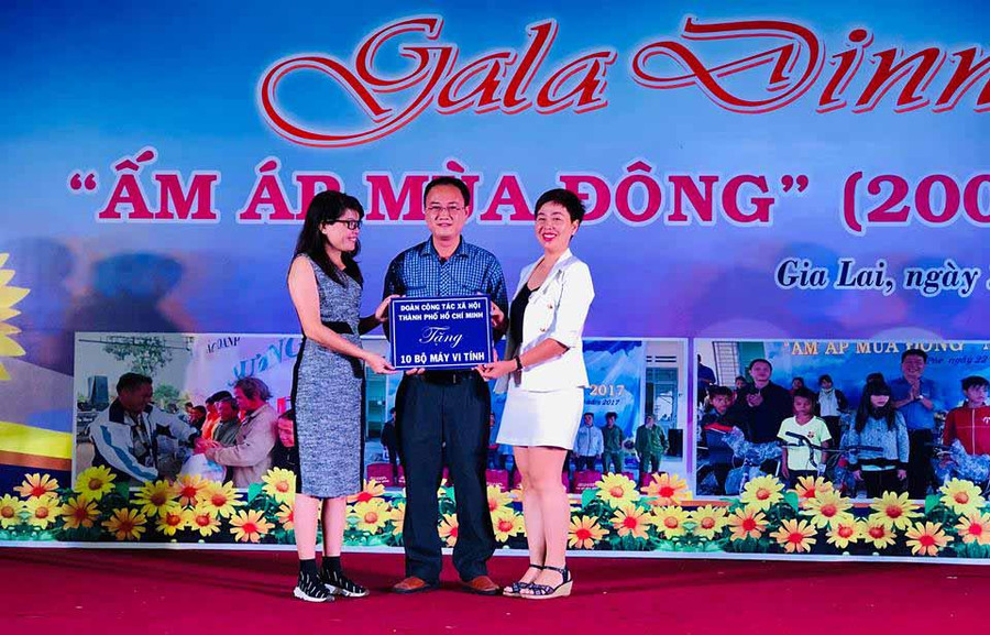 Đoàn công tác xã hội TP.Hồ Chí Minh trao tặng 10 bộ máy vi tính cho các tổ chức Đoàn cơ sở. Ảnh: Phan Lài