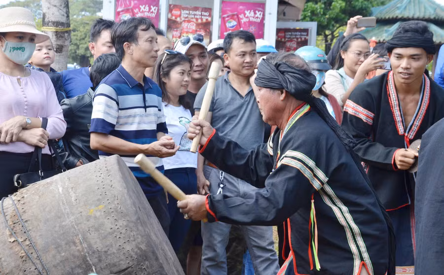 Già Hung biểu diễn màn trống hội vui tươi, rộn rã, nhộn nhịp. Ảnh: Phương Linh