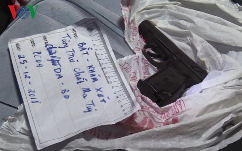 Khẩu súng trong nhà "đầu nậu" ma túy nghi là súng quân dụng K59 Khẩu súng trong nhà