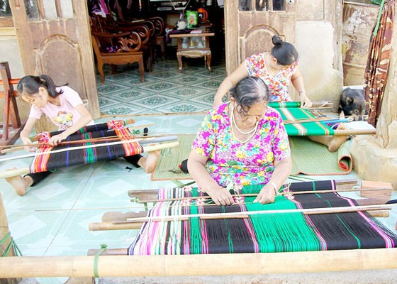 Phụ nữ dân tộc Mạ tại Đắk Nông còn nặng lòng với nghề dệt thổ cẩm. Phụ nữ dân tộc Mạ tại Đắk Nông còn nặng lòng với nghề dệt thổ cẩm.