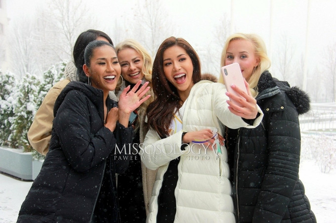 Những ngày đầu đến với cuộc thi, cô luôn là thí sinh thu hút sự chú ý của truyền thông quốc tế. Người đẹp cố gắng thể hiện hình ảnh đại diện Việt Nam hòa đồng, cởi mở. 