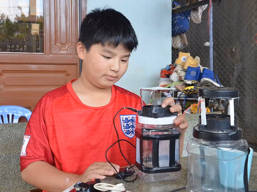  Hữu rất thích chế tạo các đồ dùng điện từ vật liệu tái chế. Ảnh: P.V