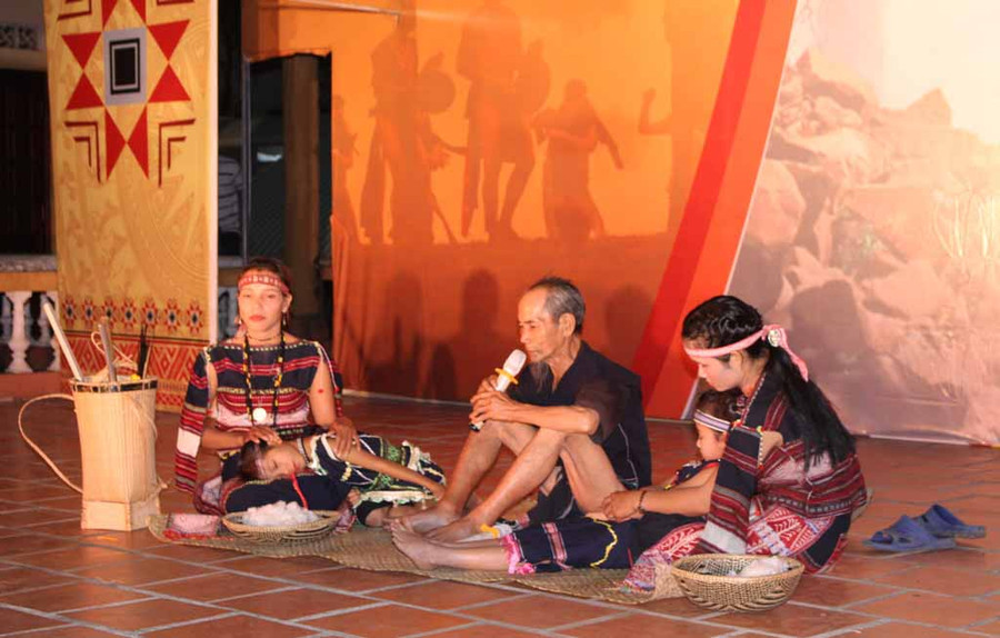 Trích đoạn sử thi “Diong Sen Gren đánh Kon Djiă, Kon Djung” do nghệ nhân Đinh Yie trình diễn. Ảnh: Phan Lài