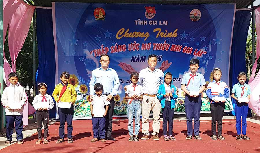 Trao học bổng cho 10 em có hoàn cảnh khó khăn. Ảnh: H.Đ.T  Trao học bổng cho 10 em có hoàn cảnh khó khăn. Ảnh: H.Đ.T
