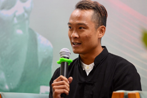 Dưới sự chăm sóc của các bảo mẫu chẳng bao lâu cậu bé bụ bẫm, xinh xắn trở lại. Bốn tháng sau, Giang được vợ chồng hiếm muộn người Pháp nhận nuôi. "Bố mẹ nuôi tôi kể vừa nhìn thấy tôi đã thích, vì có đôi mắt sáng và bụ", Giang kể. Dưới sự chăm sóc của các bảo mẫu chẳng bao lâu cậu bé bụ bẫm, xinh xắn trở lại. Bốn tháng sau, Giang được vợ chồng hiếm muộn người Pháp nhận nuôi.