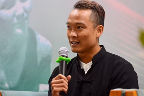 Dưới sự chăm sóc của các bảo mẫu chẳng bao lâu cậu bé bụ bẫm, xinh xắn trở lại. Bốn tháng sau, Giang được vợ chồng hiếm muộn người Pháp nhận nuôi. 