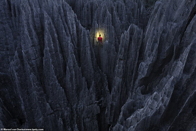 Du khách chinh phục rừng đá Grand Tsingy ở Madagascar. Ảnh: Marsel van Oosten