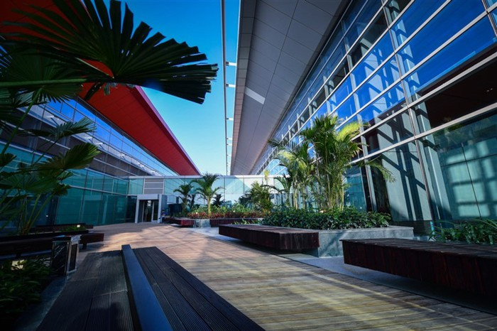 Xung quanh khu vực nhà ga được bài trí như một khu vườn sinh thái với những thảm cây xanh rì xen lẫn là hồ cá Koi trong lành, tươi mát tạo hiệu ứng kích thích giác quan mang lại sự thư giãn tối đa cho hành khách khi đặt chân đến sân bay. Đây cũng là sân bay đầu tiên ở Việt Nam có hồ cá Koi ngay trong khuôn viên.