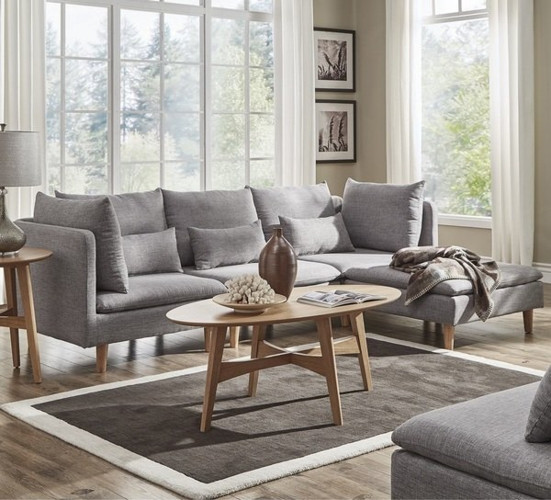 Kết hợp mặt ghế sofa rộng rãi với lớp đệm dày vải bọc mềm mịn, ghế sofa không chỉ là nơi tiếp khách, trò chuyện thuận tiện mà còn là chiếc giường ngủ tạm thoải mái.
