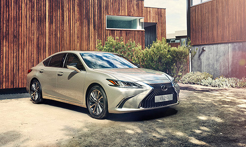 Lexus ES 250 2019 thay đổi nhiều ở diện mạo so với phiên bản cũ.