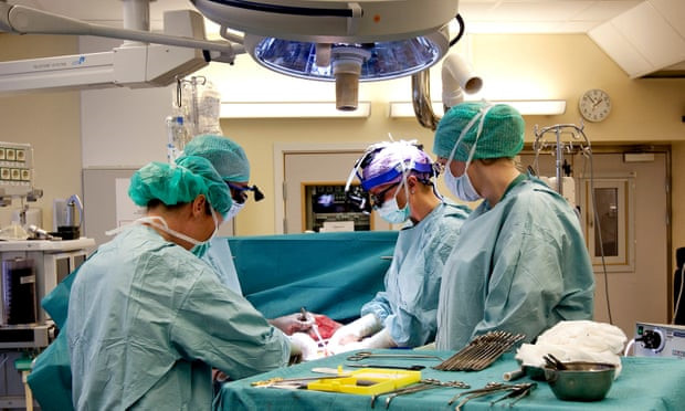 Các bác sĩ Thụy Điển chuẩn bị trước một ca phẫu thuật cấy ghép tử cung từ người hiến tặng còn sống. Ảnh: AP. Các bác sĩ Thụy Điển chuẩn bị trước một ca phẫu thuật cấy ghép tử cung từ người hiến tặng còn sống. Ảnh: AP.
