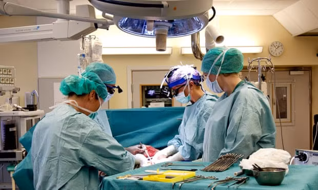 Các bác sĩ Thụy Điển chuẩn bị trước một ca phẫu thuật cấy ghép tử cung từ người hiến tặng còn sống. Ảnh: AP.