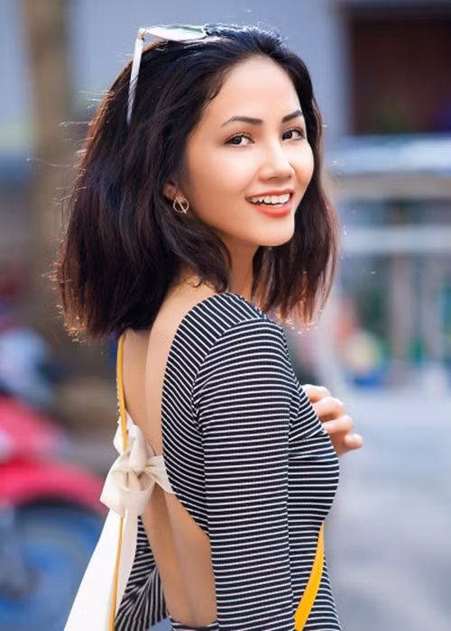 Nàng hậu 26 tuổi cũng bắt đầu có sự thay đổi về mái tóc và phong cách trang điểm. Ngoại hình của cô được 