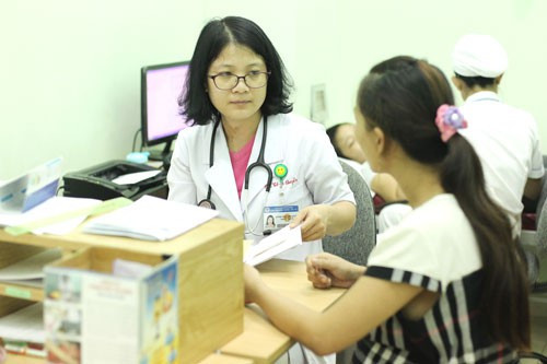  Khám cho thai phụ tại Bệnh viện Hùng Vương (TP HCM) 