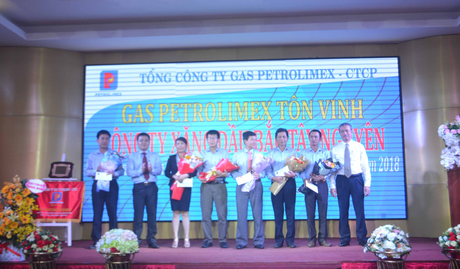 Lãnh đạo công ty khen thưởng cho các tập thể, cá nhân có thành tích xuất sắc, Ảnh: Lê Lan