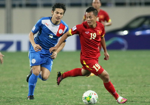 Thành Lương (số 19) trong trận VN thắng Philippines 3-1 ở AFF Cup 2014