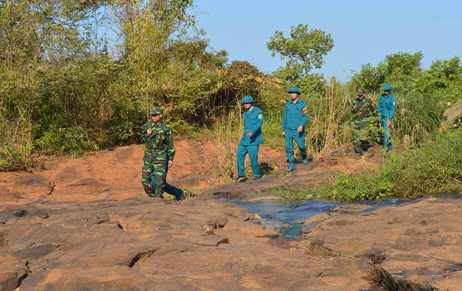  Lực lượng dân quân xã Ia Nam tham gia tuần tra bảo vệ đường biên, cột mốc. Ảnh: P.D