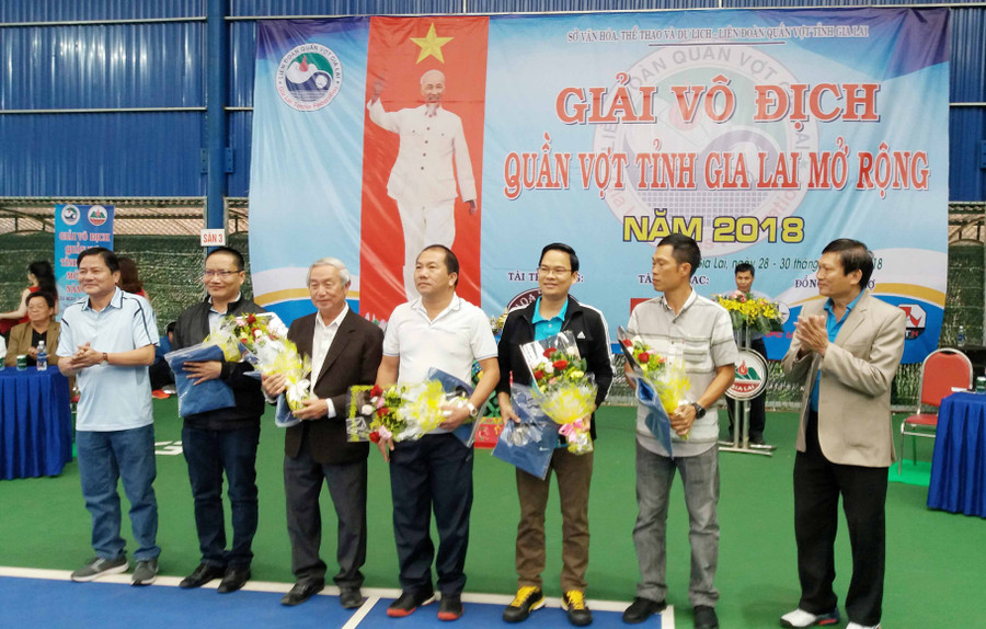 Ban tổ chức tặng quà lưu niệm cho các đơn vị tài trợ giải. Ảnh: Như Nguyện