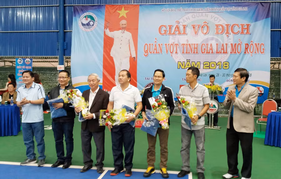 Ban tổ chức tặng quà lưu niệm cho các đơn vị tài trợ giải. Ảnh: Như Nguyện