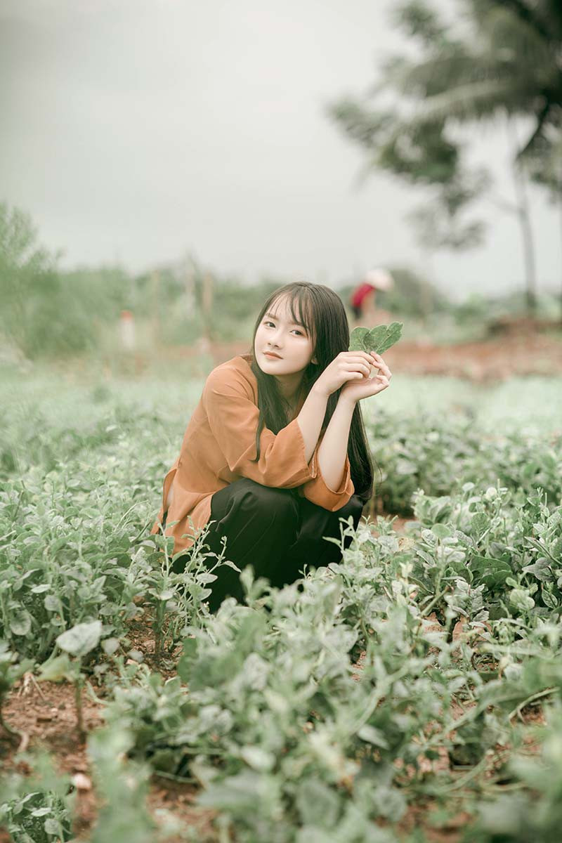 Thu Hồng chia sẻ: “Em đi học cả ngày, mà nhiệm vụ chính của em bây giờ là học nên em không thể nào chểnh mảng được. Còn tính chất công việc của em có thể làm tại nhà và di chuyển đến địa điểm quay vào thời gian rảnh rỗi nên buổi tối sau khi học bài xong thì em sẽ thu âm, ngày nghỉ thì em sẽ đi quay. Được sống với đam mê của mình là điều tuyệt vời nhất rồi”. Thu Hồng chia sẻ: “Em đi học cả ngày, mà nhiệm vụ chính của em bây giờ là học nên em không thể nào chểnh mảng được. Còn tính chất công việc của em có thể làm tại nhà và di chuyển đến địa điểm quay vào thời gian rảnh rỗi nên buổi tối sau khi học bài xong thì em sẽ thu âm, ngày nghỉ thì em sẽ đi quay. Được sống với đam mê của mình là điều tuyệt vời nhất rồi”.