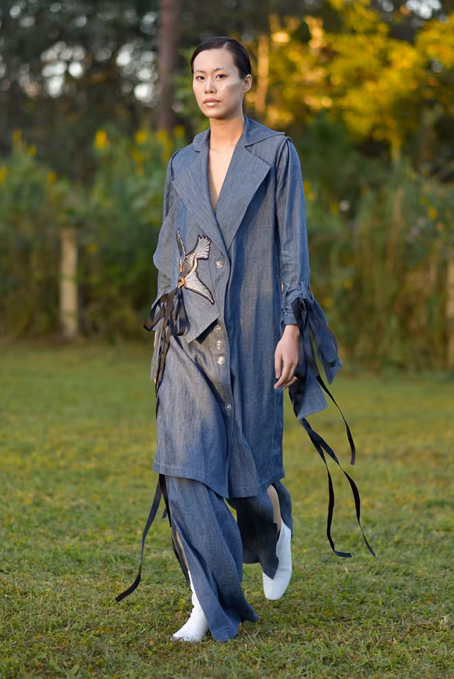  Bộ sưu tập thứ 2 có phần ổn hơn những chiếc áo dài màu mè. Nhìn chung các thiết kế vẫn không mang tính ứng dụng cao, chỉ phù hợp với những người có vóc dáng chuẩn.