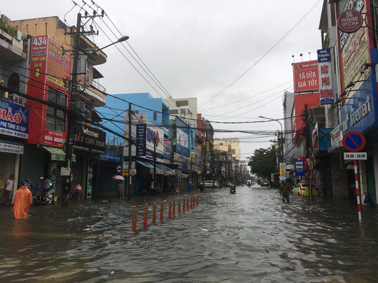  Trung tâm TP Đà Nẵng, đường Hùng Vương vẫn còn ngập nặng đến trưa 9-12